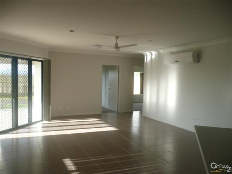 10 Lochern Way, Bushland Beach QLD 4818