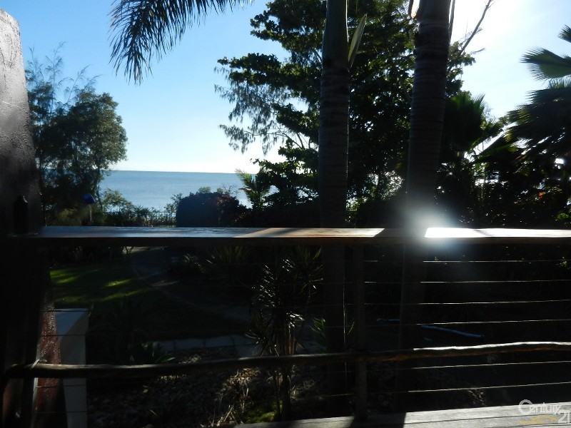 Bushland Beach QLD 4818