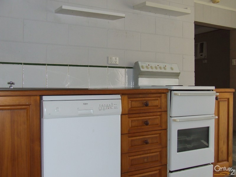 31 Reef Street, Saunders Beach QLD 4818