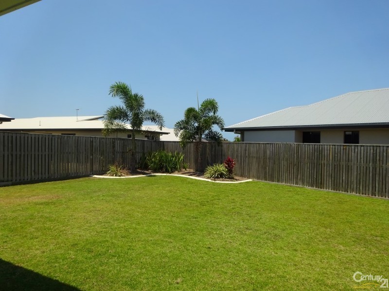 Bushland Beach QLD 4818