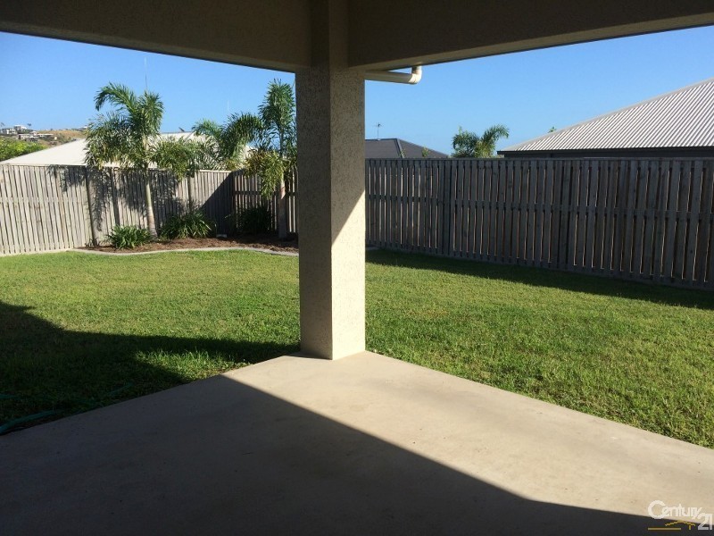 Bushland Beach QLD 4818