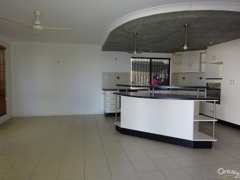Bushland Beach QLD 4818