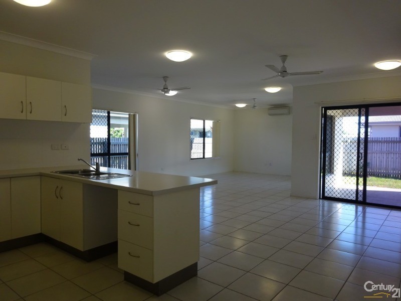 33 Hollanders Cres, Kelso QLD 4815