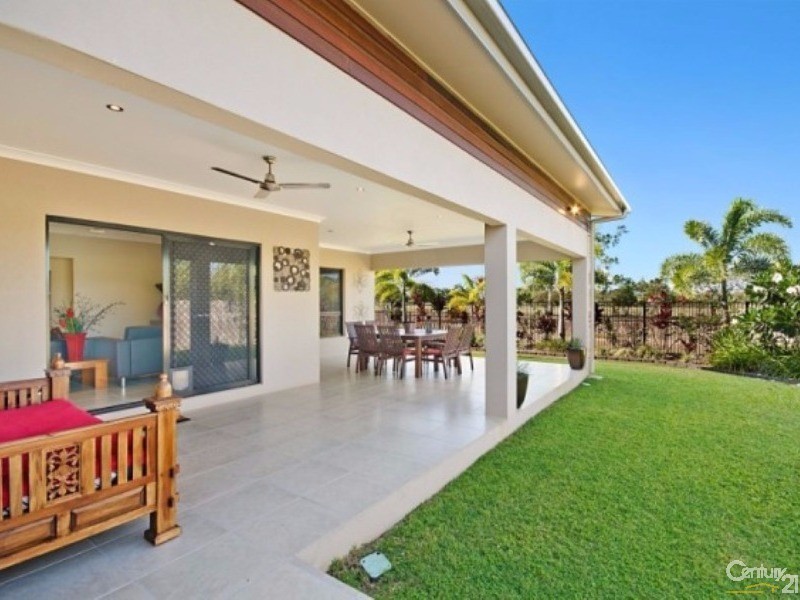 32 Hillock Crescent, Bushland Beach QLD 4818