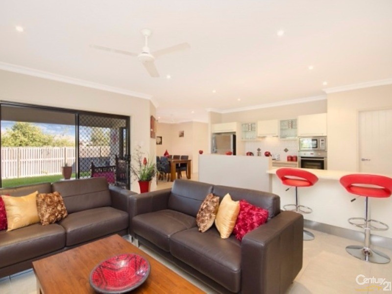 32 Hillock Crescent, Bushland Beach QLD 4818