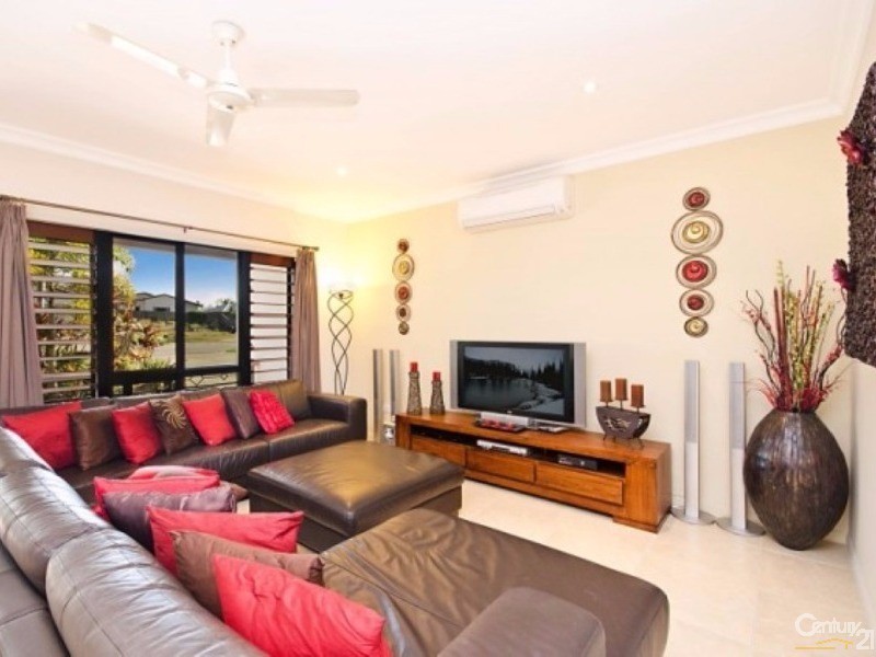 32 Hillock Crescent, Bushland Beach QLD 4818