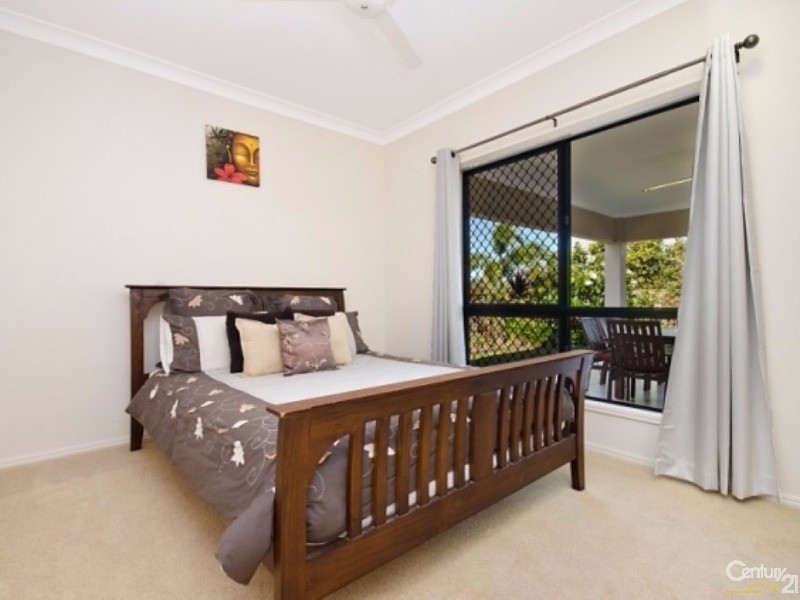 32 Hillock Crescent, Bushland Beach QLD 4818