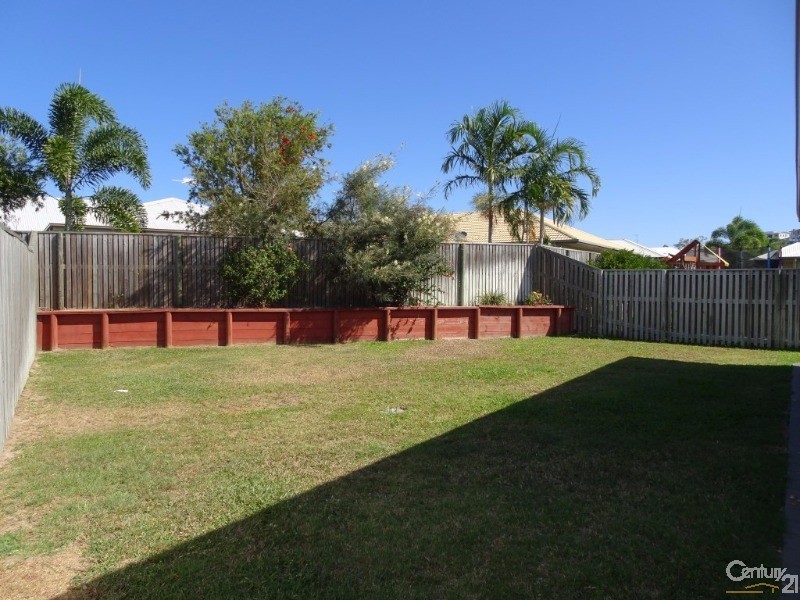 43 Hillock Crescent, Bushland Beach QLD 4818