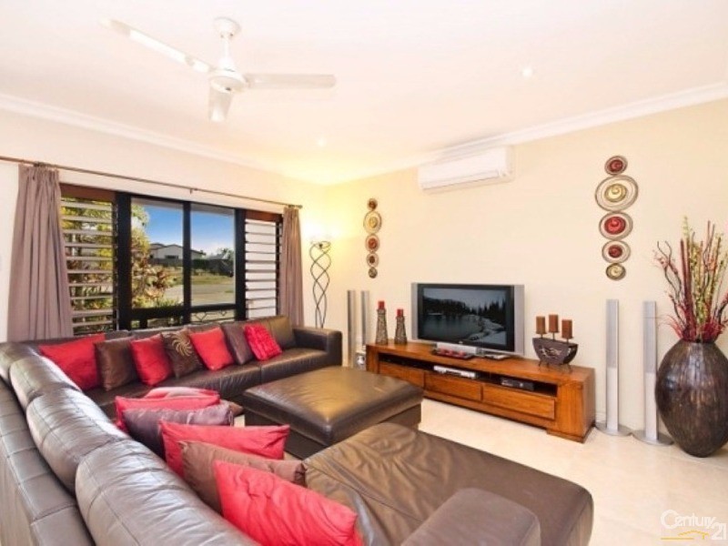 32 Hillock Cresent, Bushland Beach QLD 4818