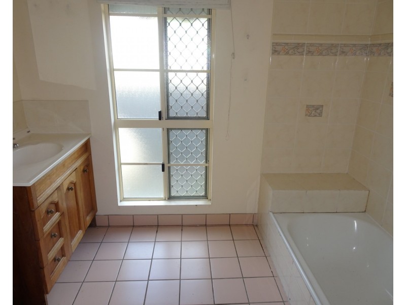 1 Raven Court, Kelso QLD 4815