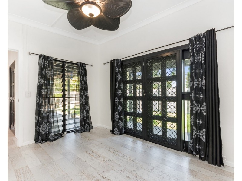 39 Reef Street, Saunders Beach QLD 4818