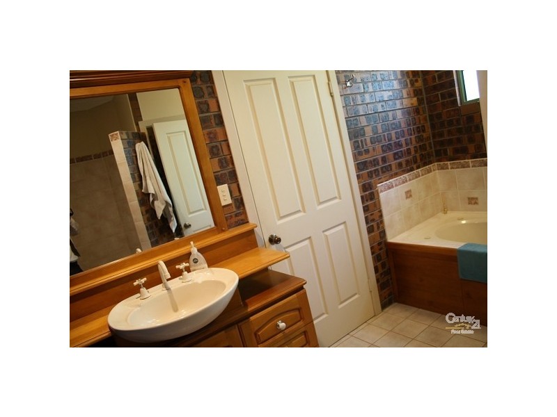 33 Rhys Ave, The Caves QLD 4702