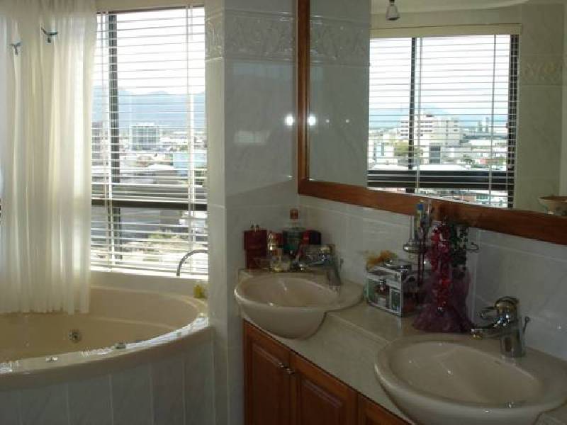 73 Esplanade, Cairns QLD 4870