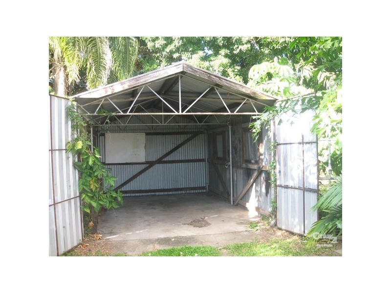 27 Howe St, Cairns North QLD 4870