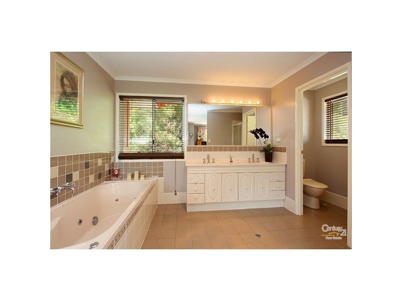 8 Brookvale Close, Kenmore Hills QLD 4069