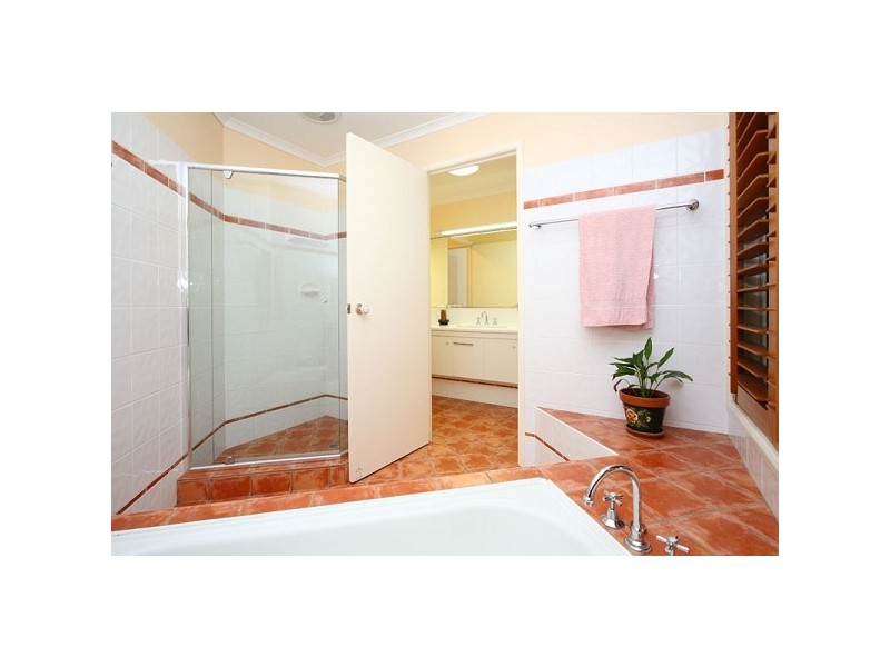 4 Hobson Court, Chapel Hill QLD 4069