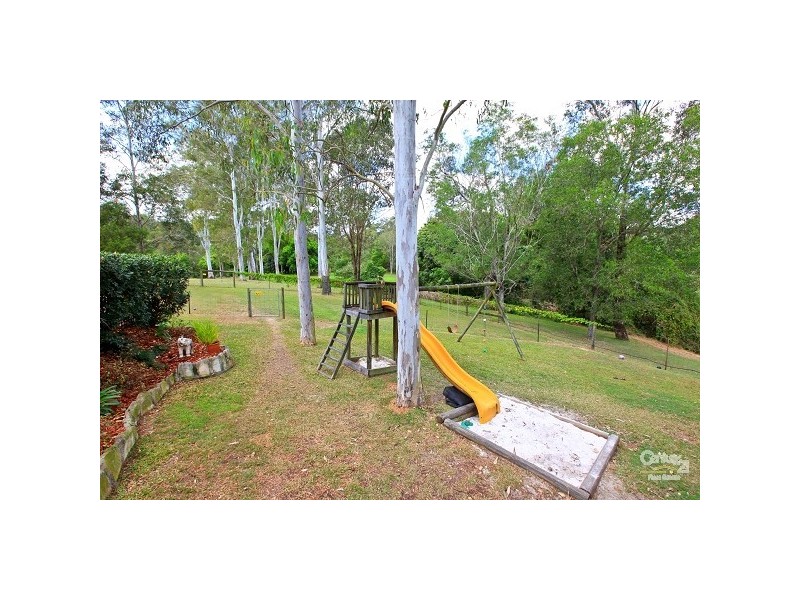 31 Amanda Street, Brookfield QLD 4069