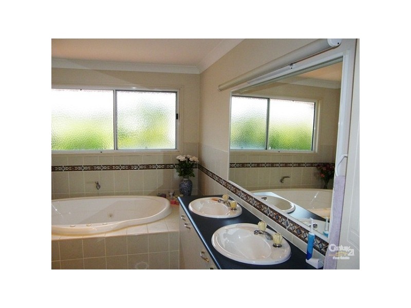 8 Campden Court, Brookfield QLD 4069