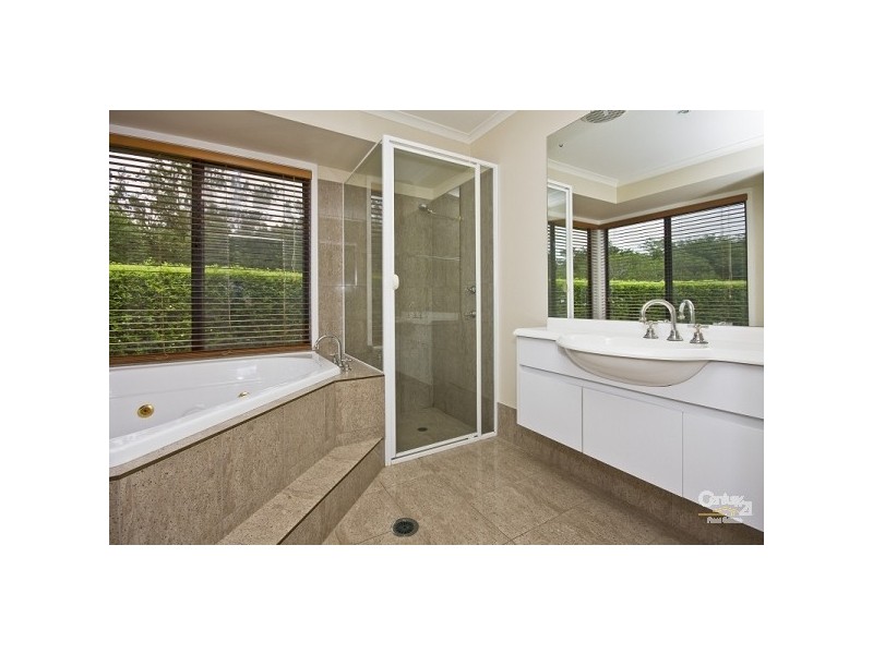 3 Kensington Circuit, Brookfield QLD 4069