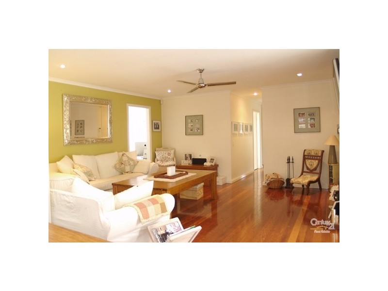 8 Sutling Street, Chapel Hill QLD 4069