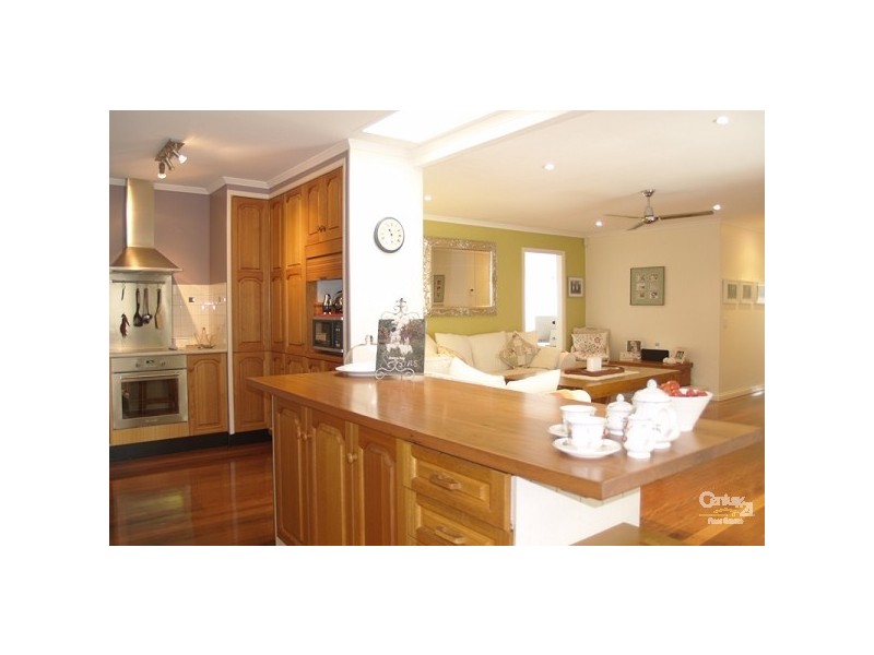 8 Sutling Street, Chapel Hill QLD 4069