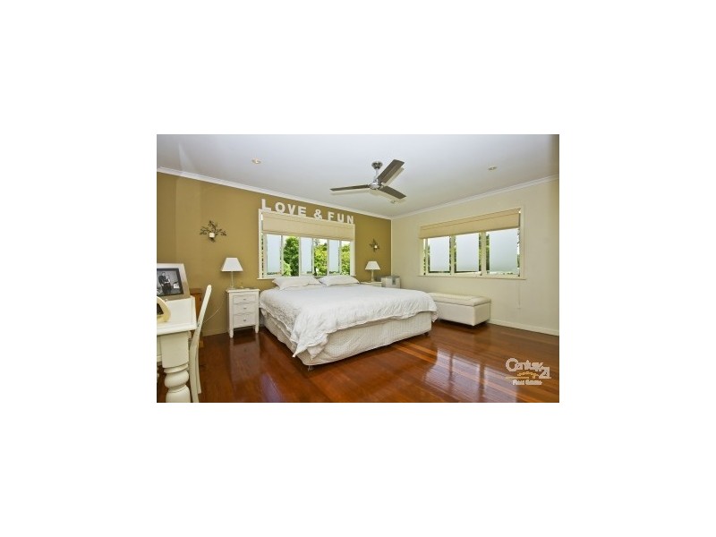 8 Sutling Street, Chapel Hill QLD 4069