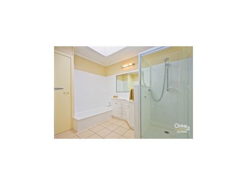 8 Sutling Street, Chapel Hill QLD 4069