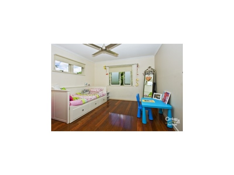 8 Sutling Street, Chapel Hill QLD 4069