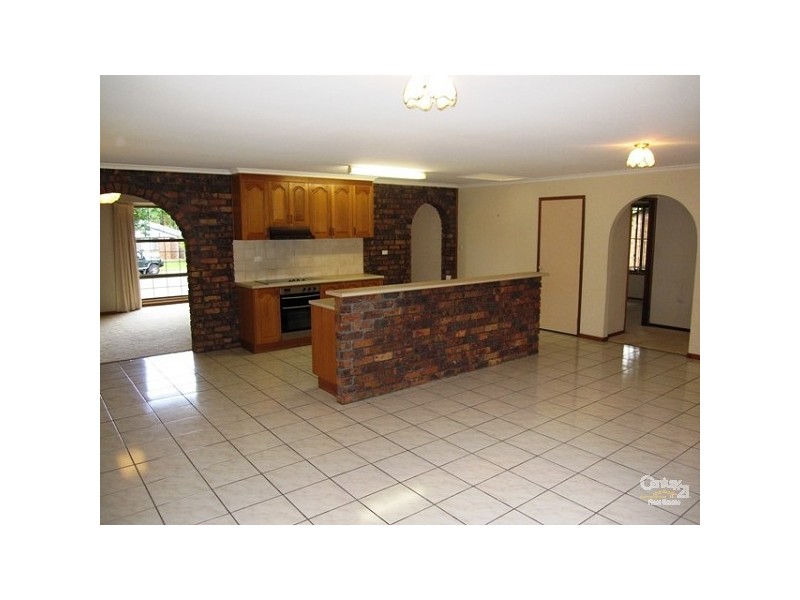 11 Halmore Place, Chapel Hill QLD 4069