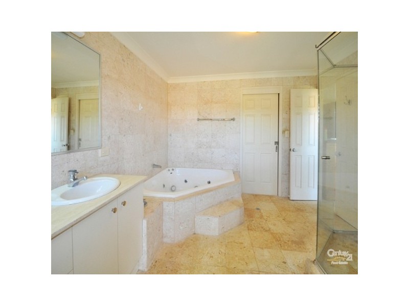 16 Bolton Close, Brookfield QLD 4069