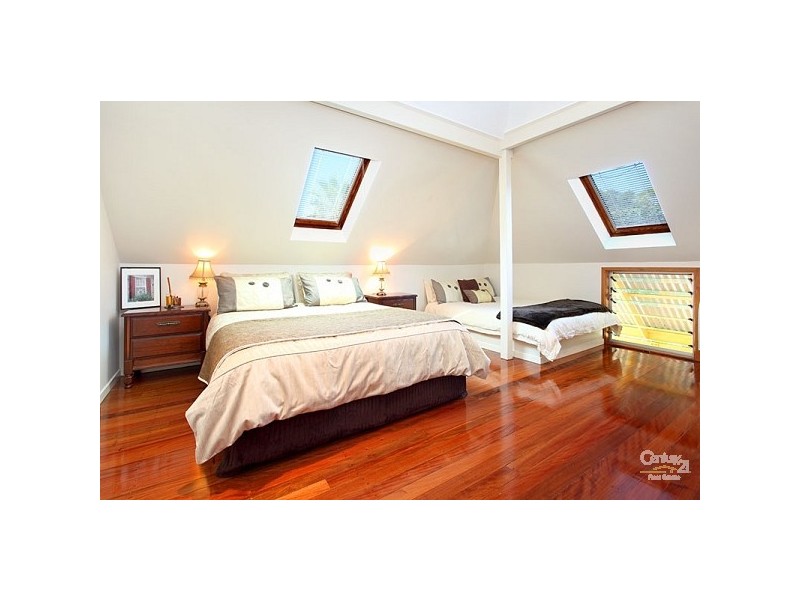 10 Alenola Street, Chapel Hill QLD 4069