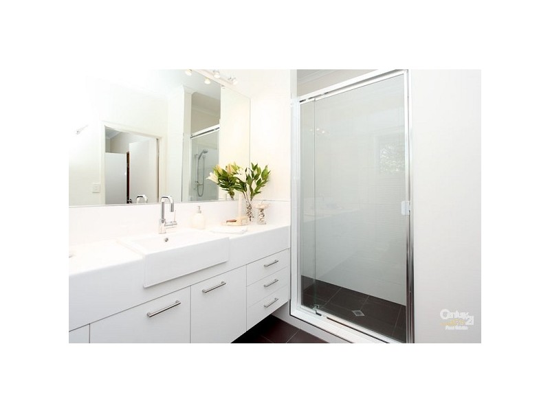 10 Alenola Street, Chapel Hill QLD 4069