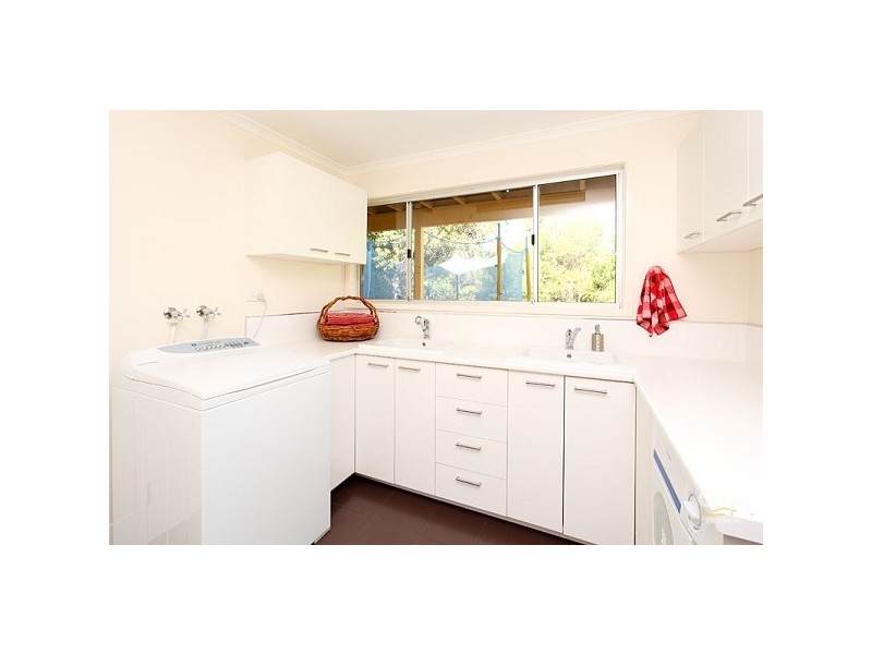 10 Alenola Street, Chapel Hill QLD 4069