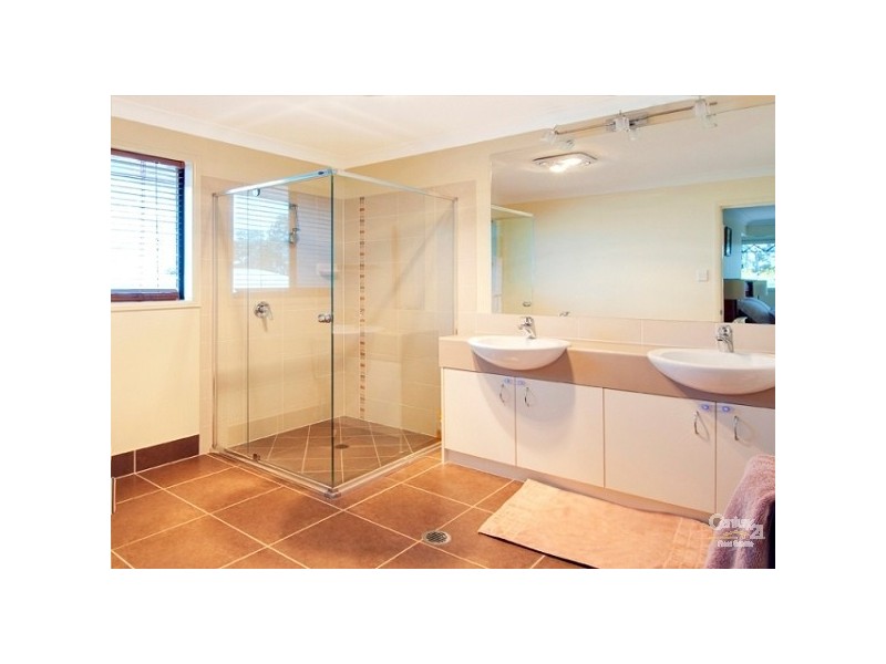 1 Hendos Place, Moggill QLD 4070