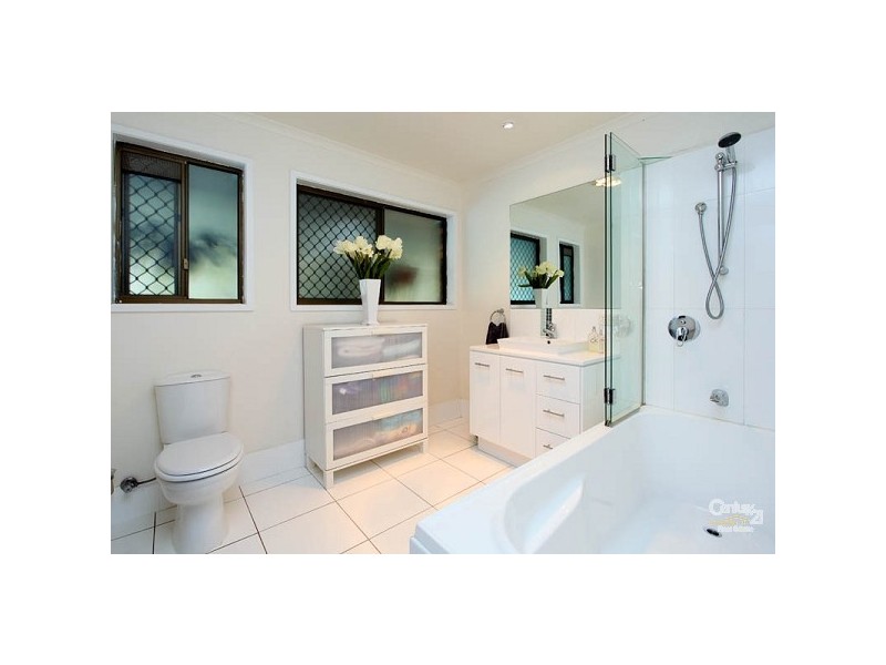 2 Lowan Street, Bellbowrie QLD 4070