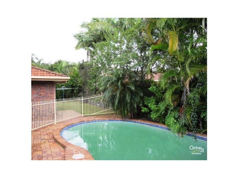 11 Halmore Place, Chapel Hill QLD 4069