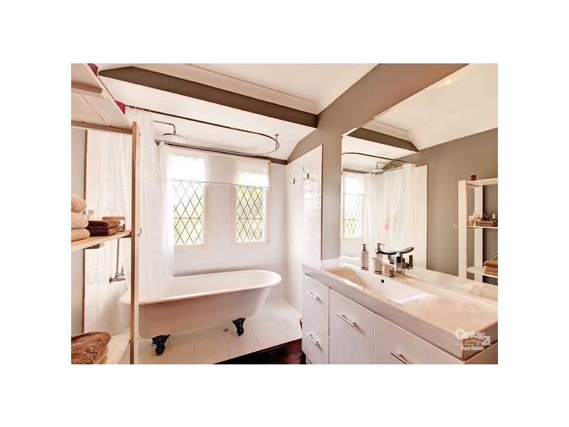 19 Burbong Street, Chapel Hill QLD 4069