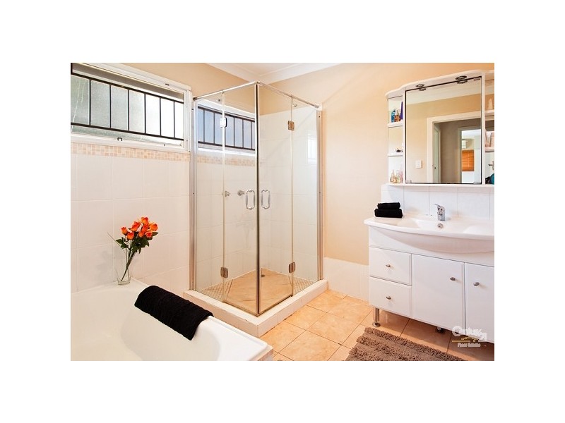 18 Dumbarton Drive, Kenmore QLD 4069