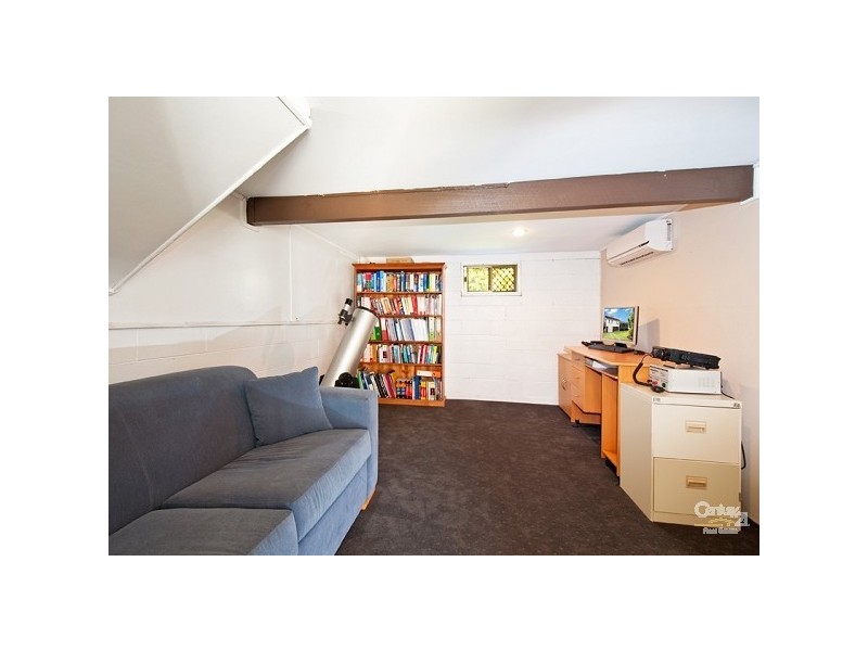 18 Dumbarton Drive, Kenmore QLD 4069