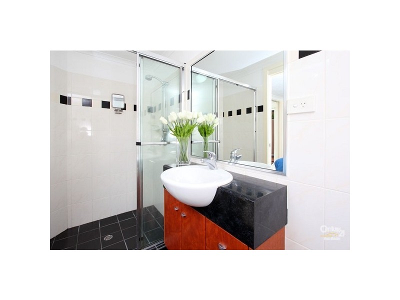 2/194 Carmody Road, St Lucia QLD 4067