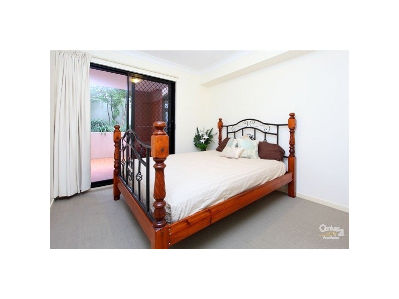 2/194 Carmody Road, St Lucia QLD 4067