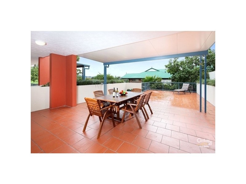 2/194 Carmody Road, St Lucia QLD 4067