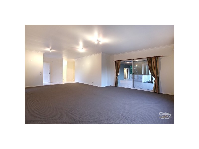 8 Torridon Close, Chapel Hill QLD 4069