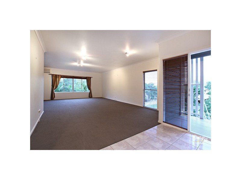 8 Torridon Close, Chapel Hill QLD 4069