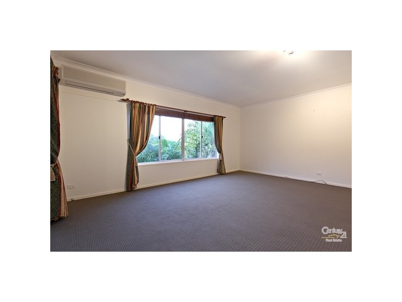 8 Torridon Close, Chapel Hill QLD 4069