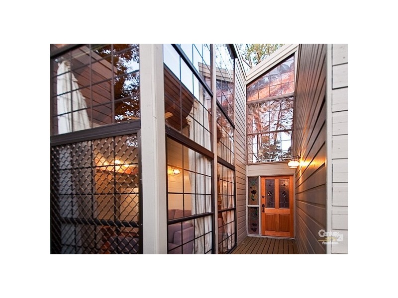 8 Jocelyn Court, Chapel Hill QLD 4069