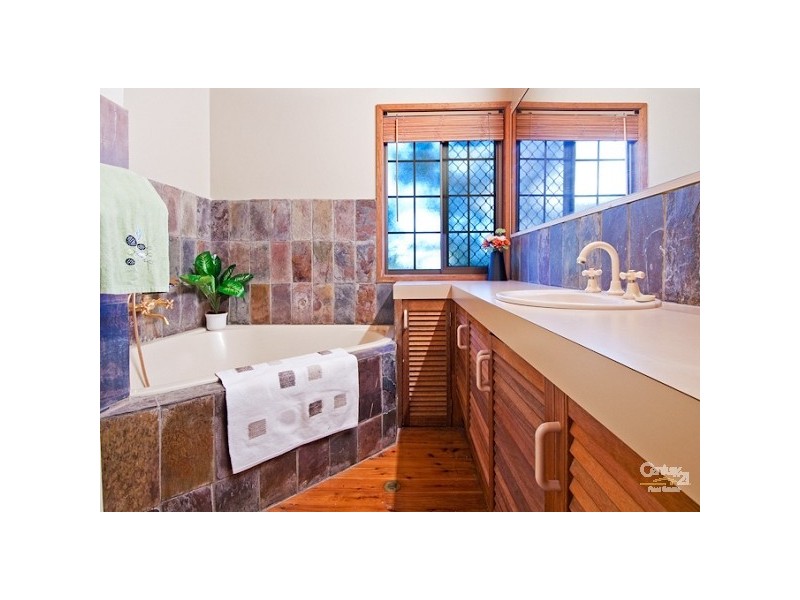 8 Jocelyn Court, Chapel Hill QLD 4069