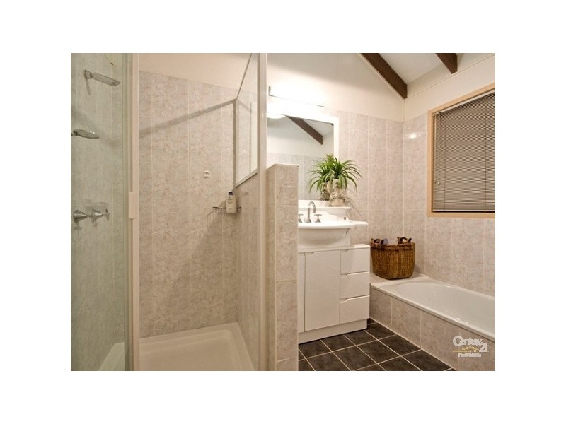 10 Marmindie Street, Chapel Hill QLD 4069