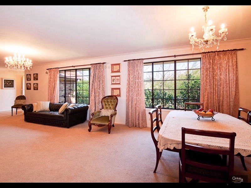 15 Pioneer Crescent, Bellbowrie QLD 4070