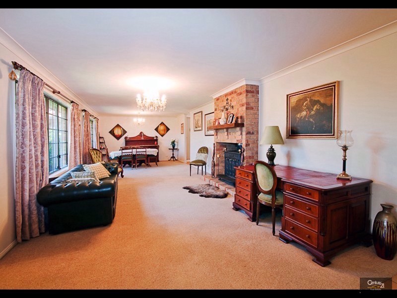 15 Pioneer Crescent, Bellbowrie QLD 4070